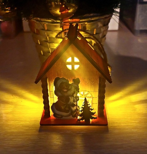 Елочная светящаяся деревянная игрушка "Домик с дед морозом", 1шт